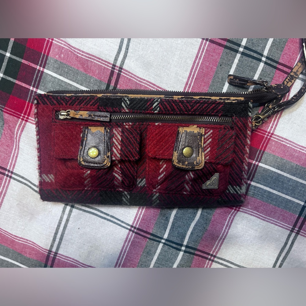 Vintage Elegant Red Plaid Women's Wristlet . Roxy brand